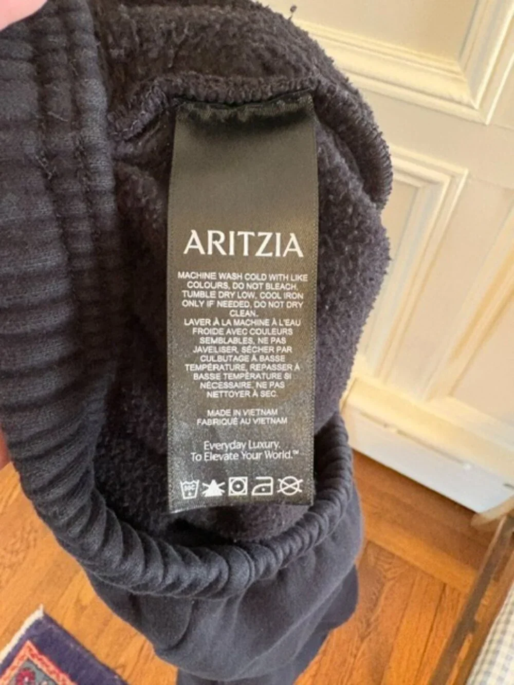 Aritzia Mega Fit Wide Leg Cropped Black Sweatpants, Size XS
